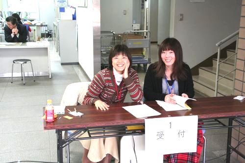 まずはこちらで受付をします。事務局ヒノさんとナカハラさんが労いの笑顔で出迎えます。