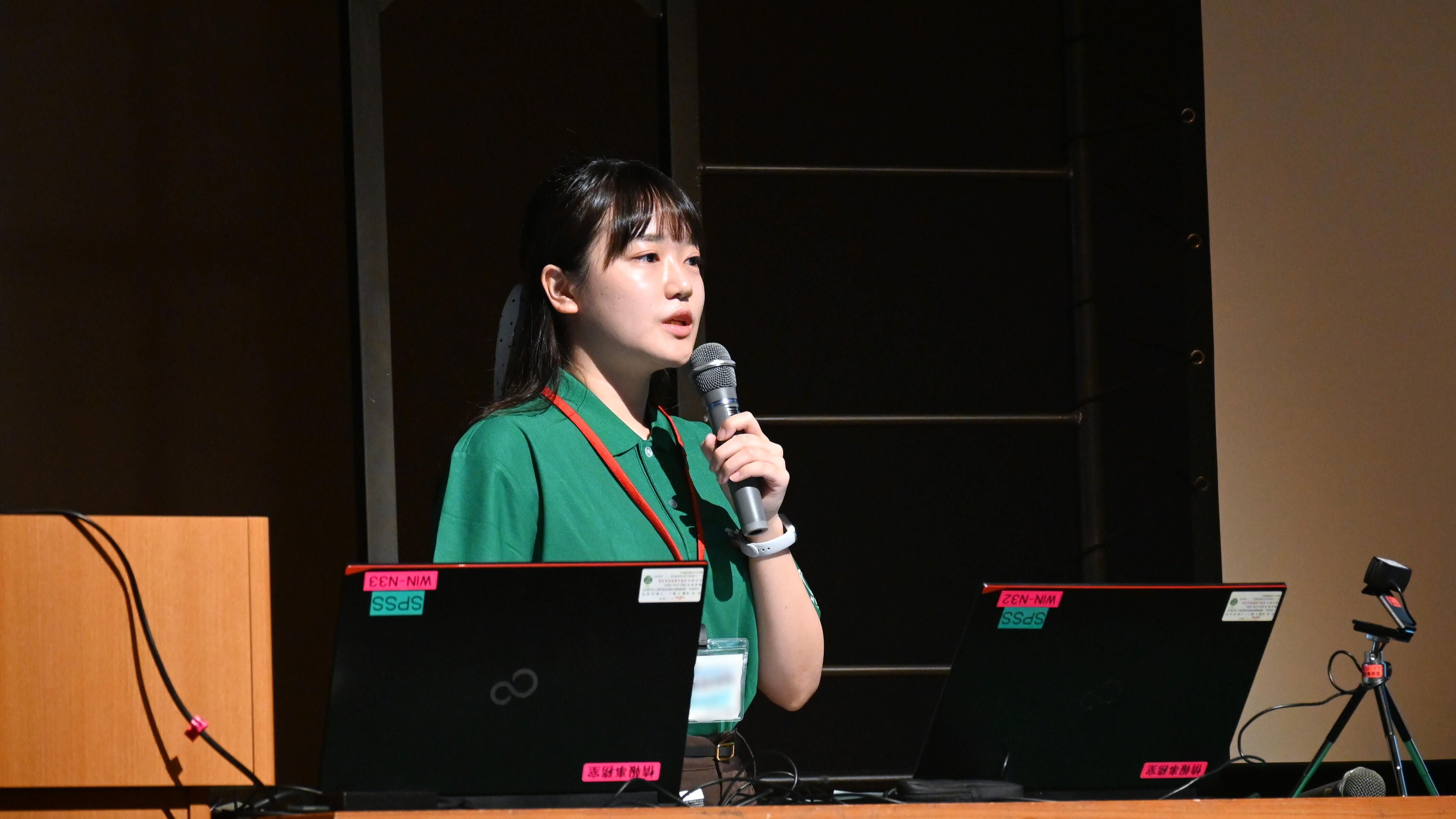全体会（学生による発表の様子）