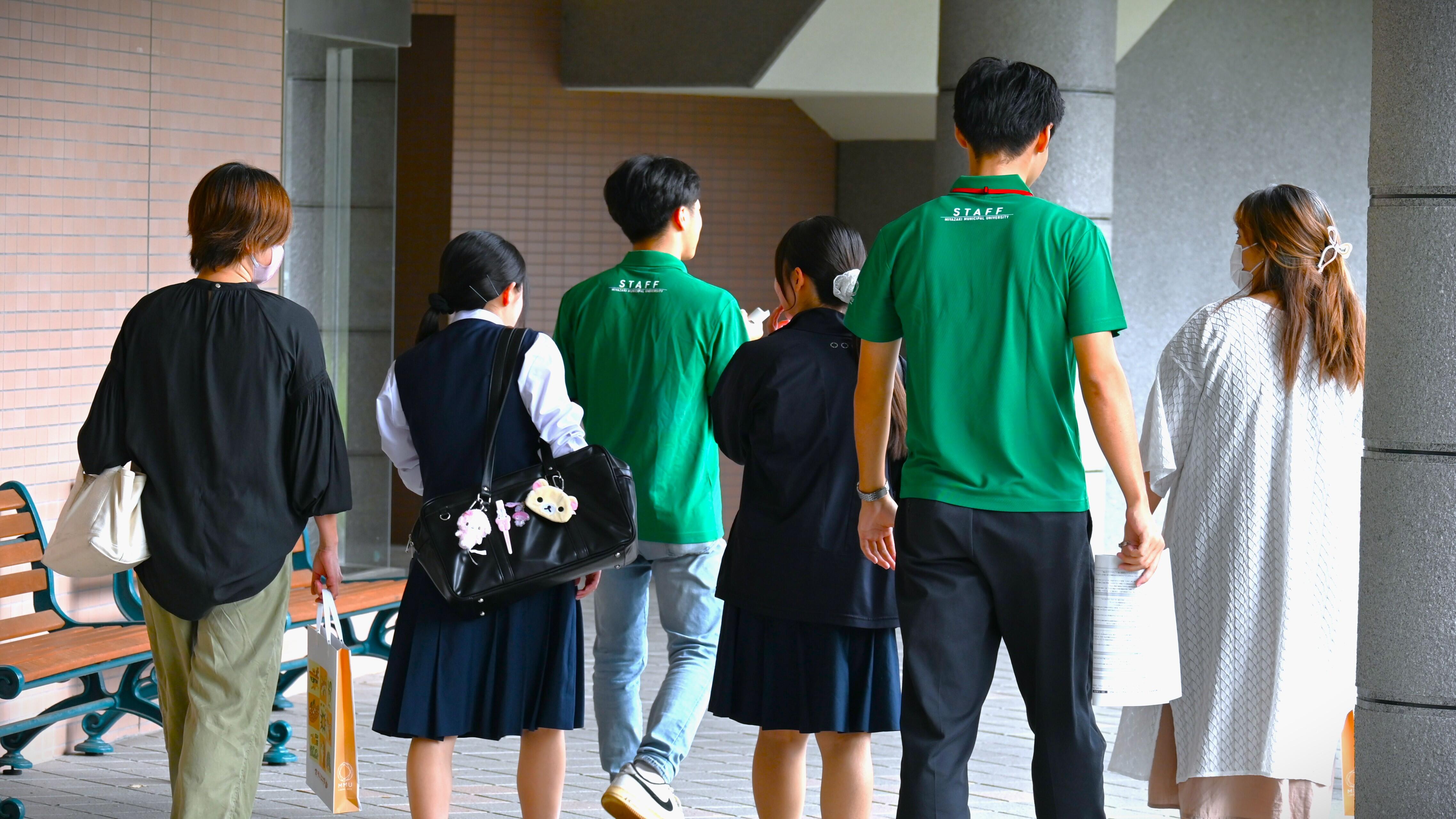 施設見学の様子