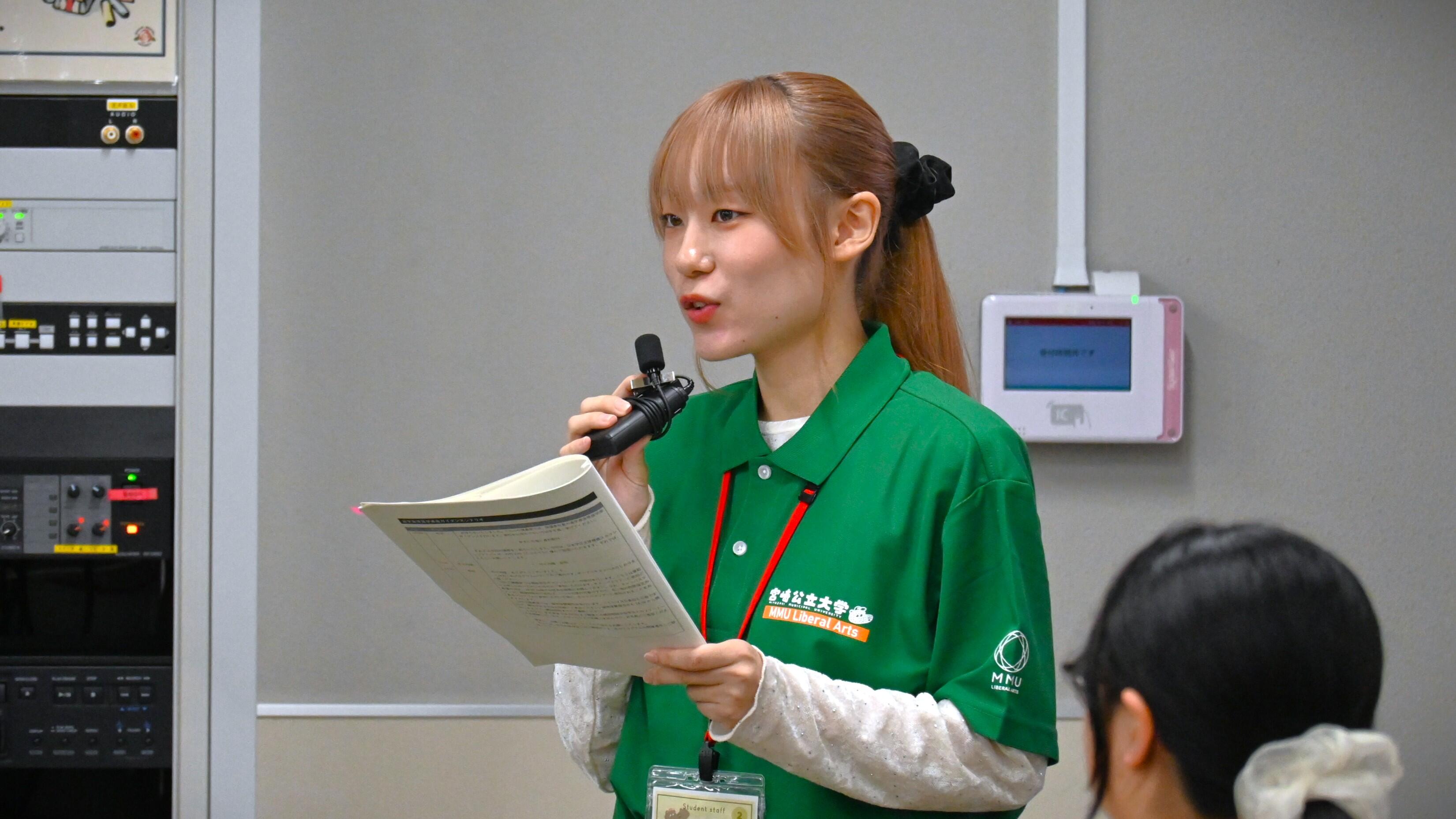 学生スタッフによる説明の様子