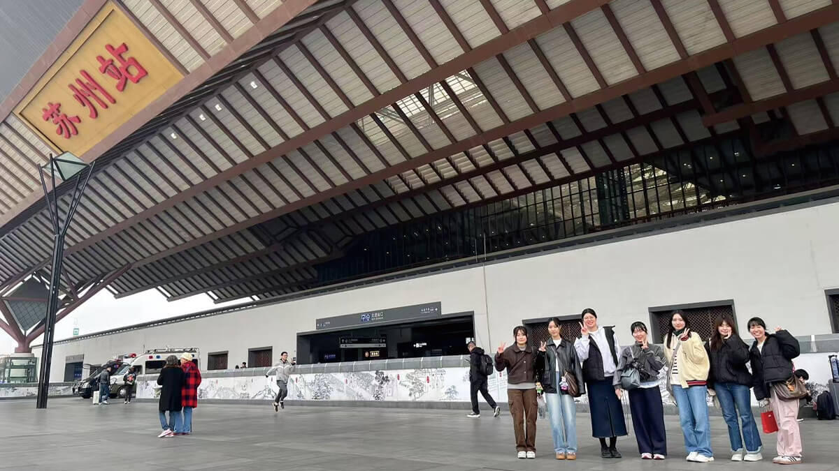 駅前での集合写真