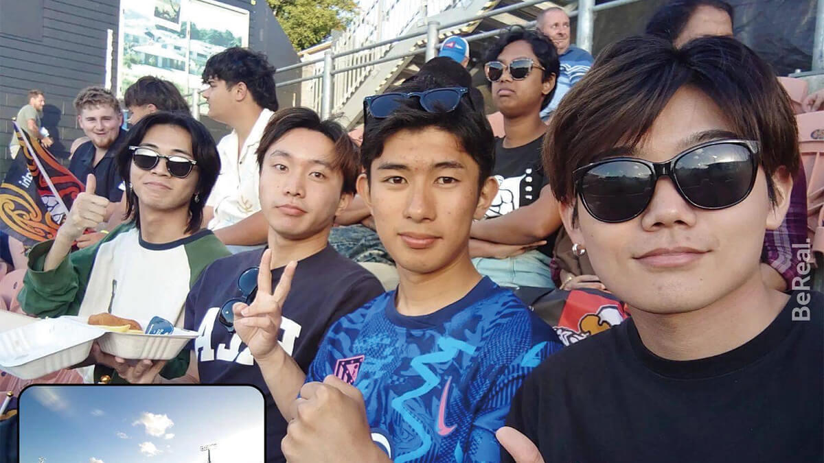 友人とのスポーツ観戦の様子