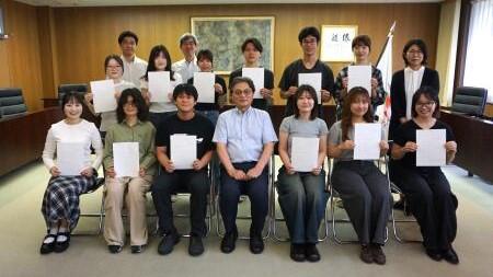 全民捕鱼下载７年度公費派遣留全民捕鱼下载の留学許可書交付式を行いました